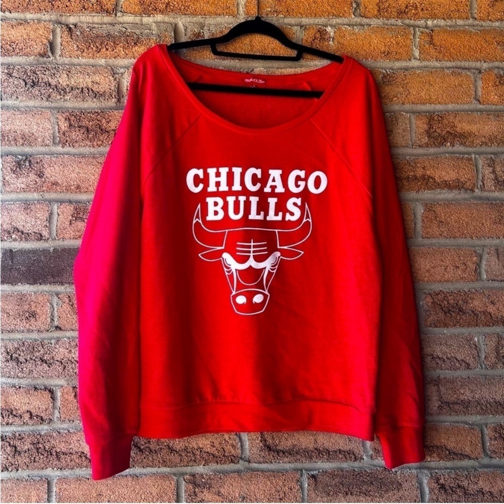 CHICAGO BULLS | Red & white lightweight off shoulder long sleeve sweatshirt